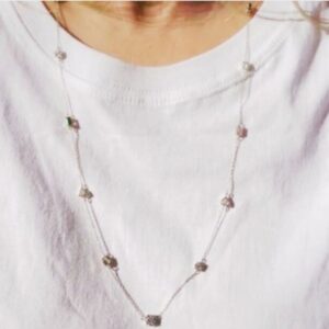 Colo feminino com corrente de ouro branco e diamante.